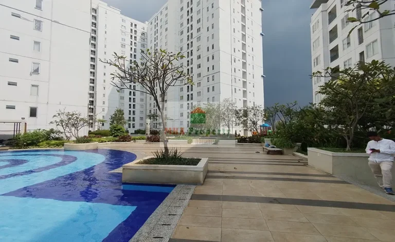 kolam renang di apartemen bassura city