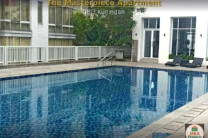 kolam renang anak dan dewasa sebagai fasilitas bagi penghuni apartemen masterpiece