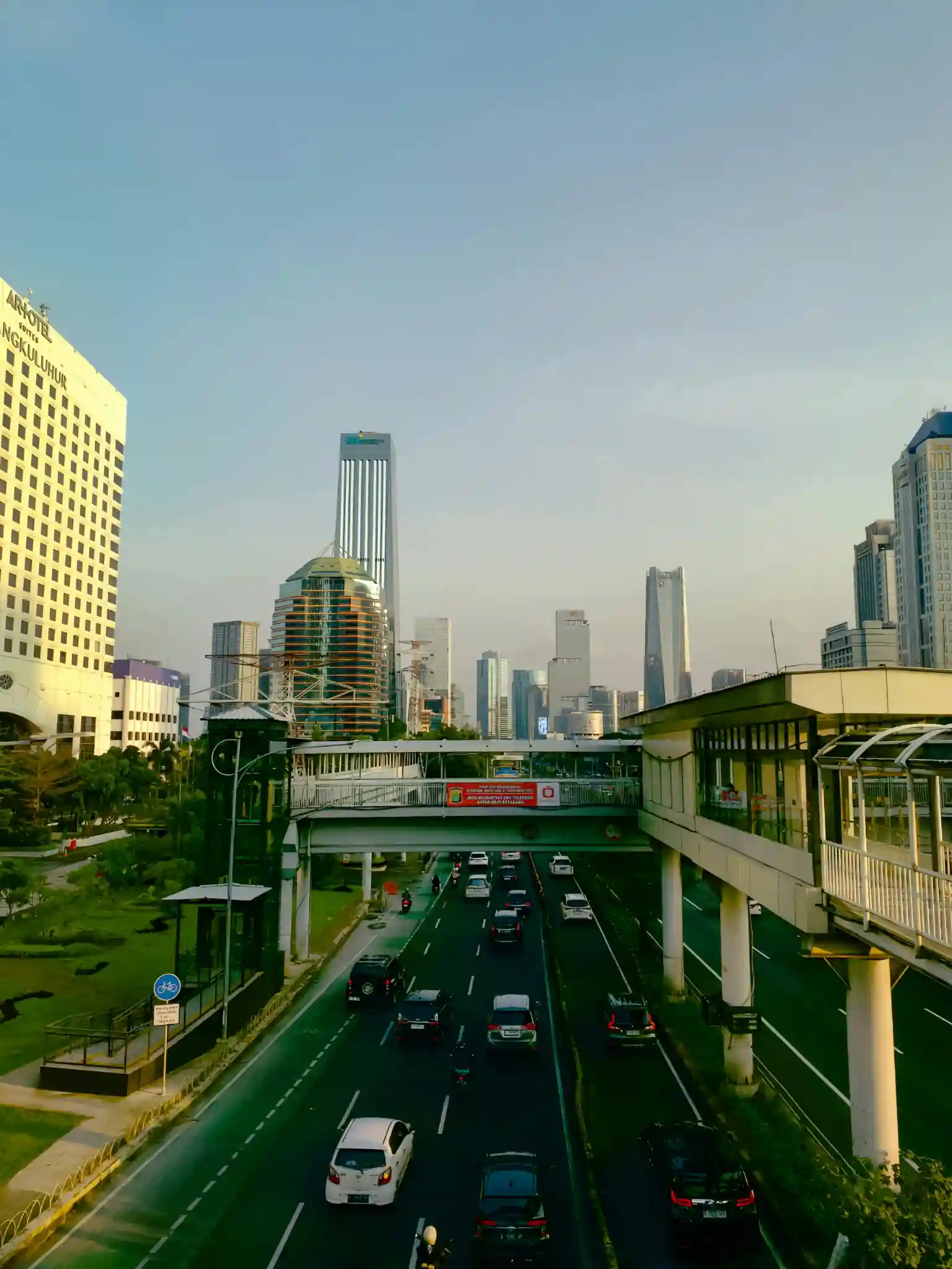 Skyline kawasan bisnis Kuningan Jakarta Selatan saat senja