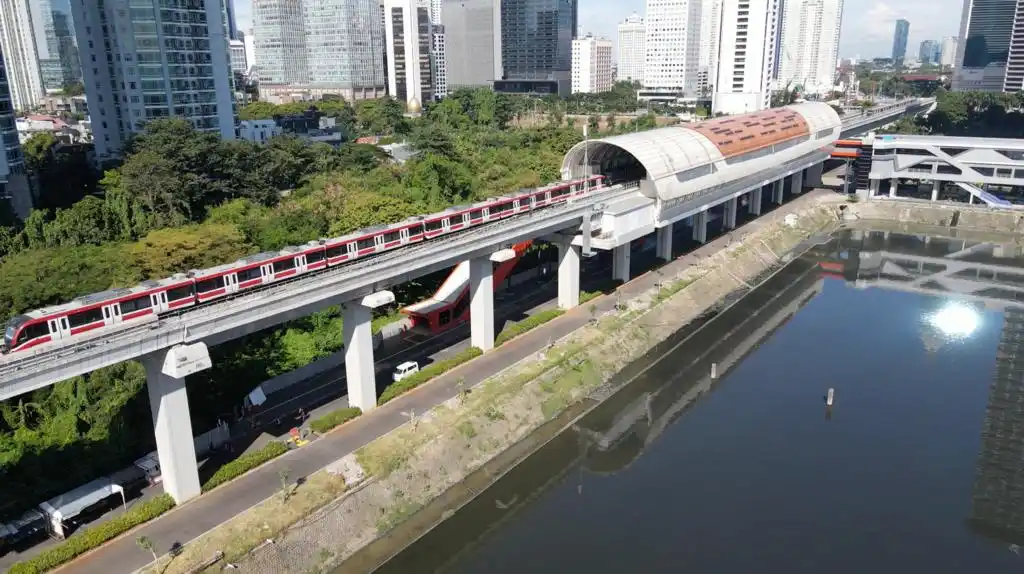 LRT Jabodebek melintasi kawasan Kuningan Jakarta Selatan