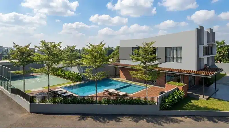 Rumah dua lantai Cisauk Serpong Lakeville dengan fasilitas club house dan kolam renang