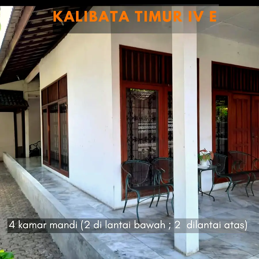 Tampak samping rumah dijual Kalibata Timur teras marmer dan kursi taman