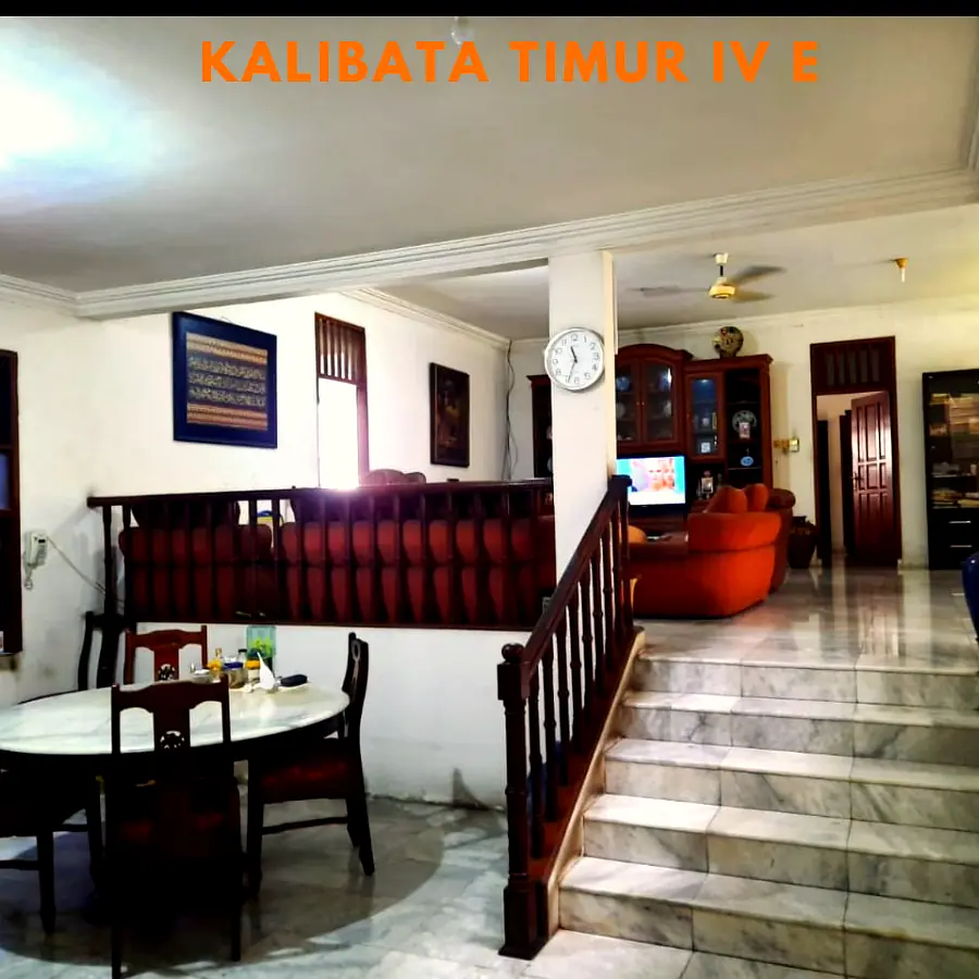 Interior rumah Kalibata Timur area makan tangga marmer dan ruang keluarga lantai bawah