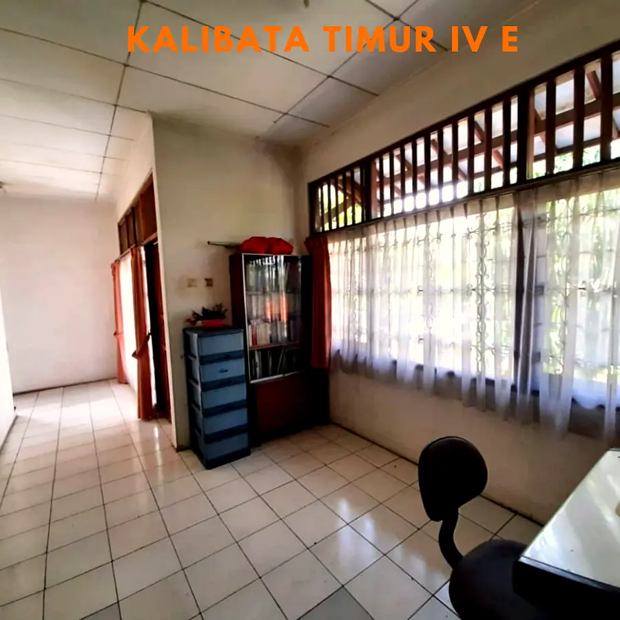 Ruang belakang dan area servis rumah Kalibata Timur ventilasi alami pencahayaan natural