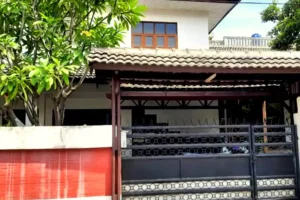 Tampak depan rumah 2 lantai dijual di Kalibata Timur Jakarta Selatan – carport luas dengan pagar besi dan pohon peneduh