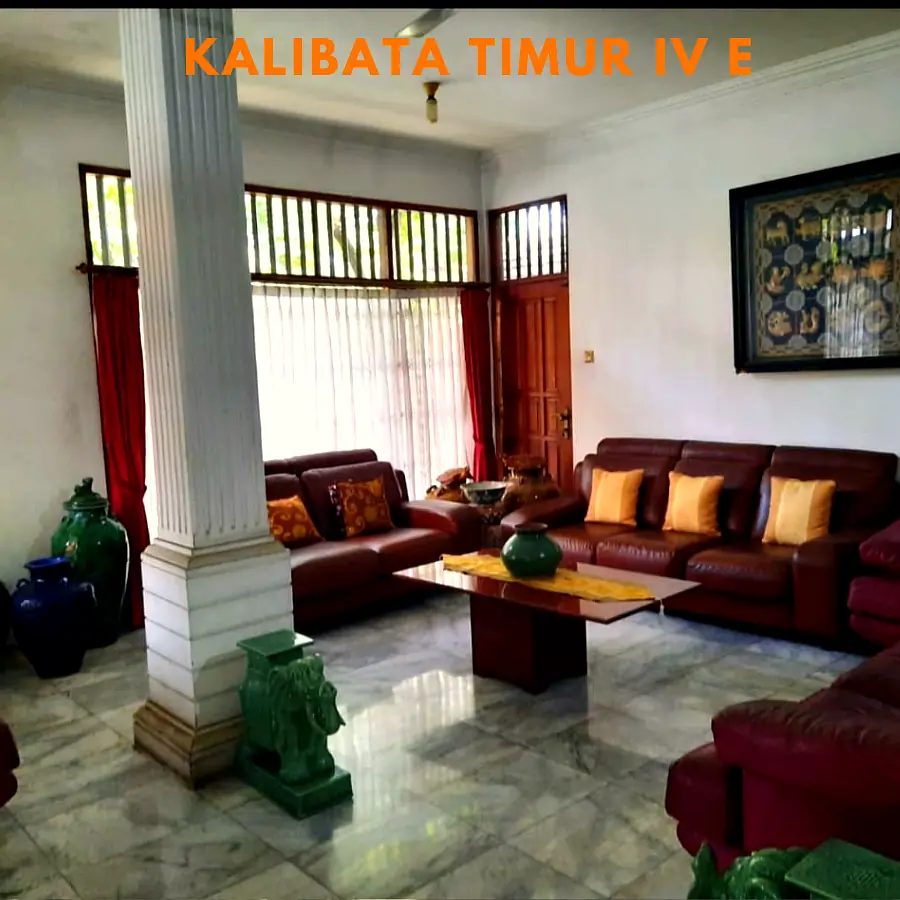 Interior ruang tamu rumah di kawasan Kalibata Jakarta Selatan lantai marmer dan pencahayaan natural