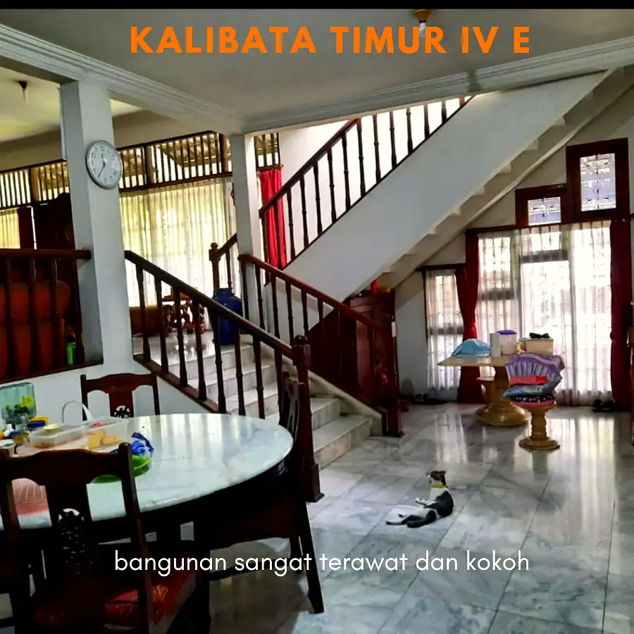Tangga kayu rumah 2 lantai Kalibata Timur dengan ruang makan dan lantai marmer luas