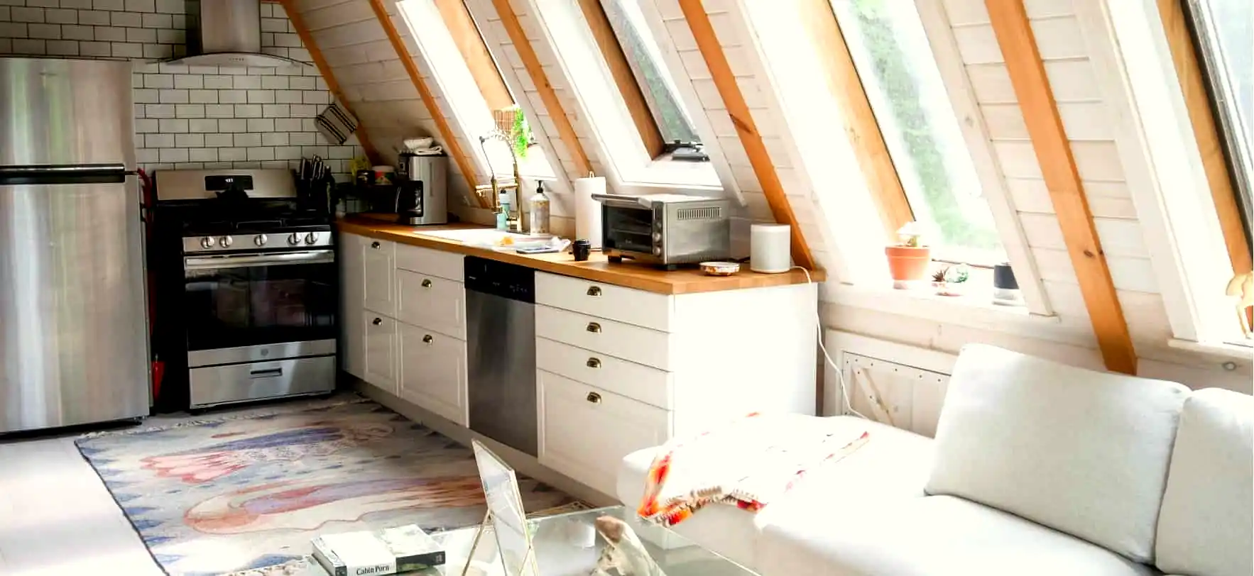 Dapur rumah second Jakarta Selatan modern bersih dengan kitchen set dan pencahayaan alami
