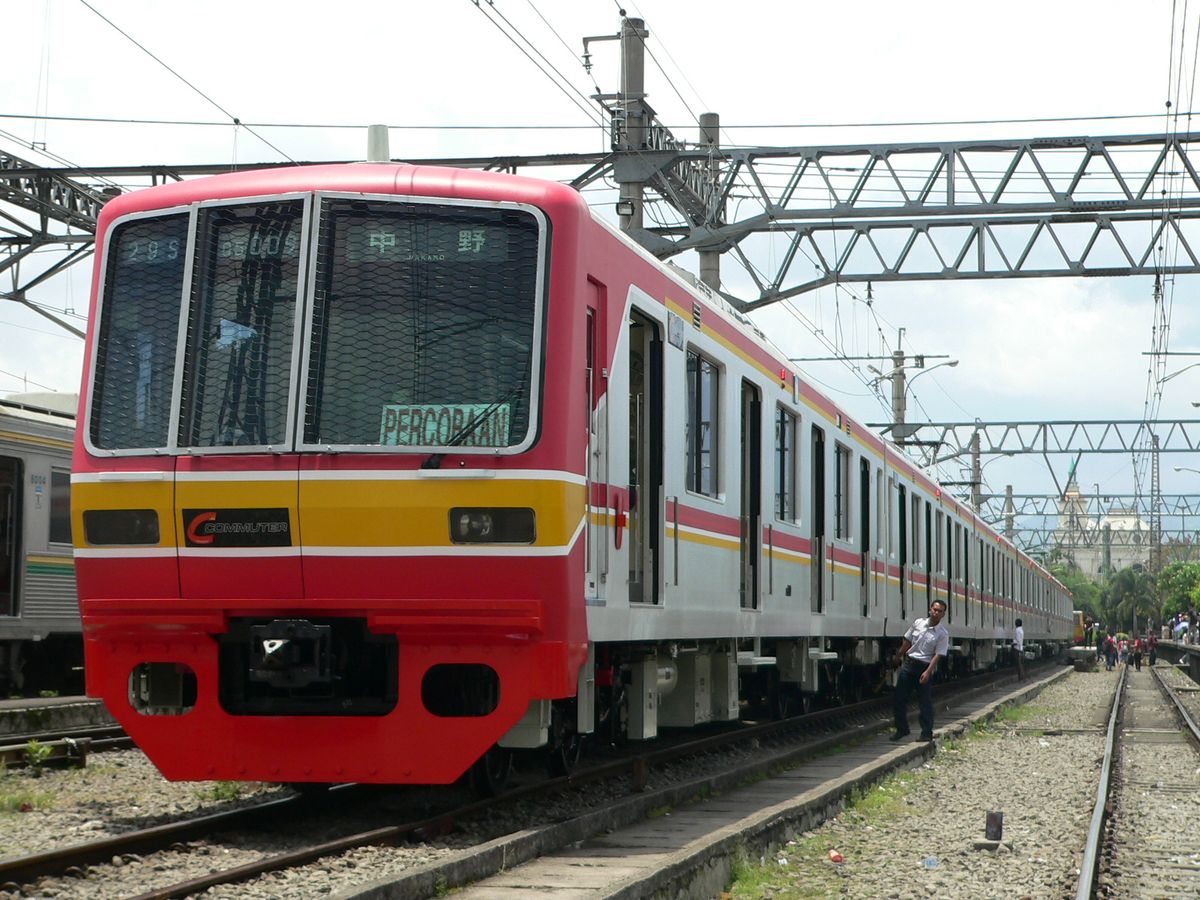 Kereta KRL Commuter Line di kawasan Pondok Ranji Ciputat, Tangerang Selatan
