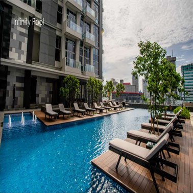 Infinity pool apartemen The Stature Residence Menteng dengan pemandangan kota