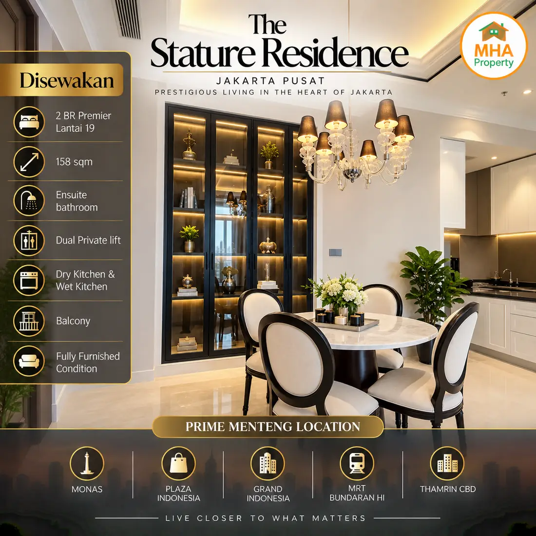 Ruang makan dengan lemari pajangan dan chandelier di apartemen Menteng 2 kamar