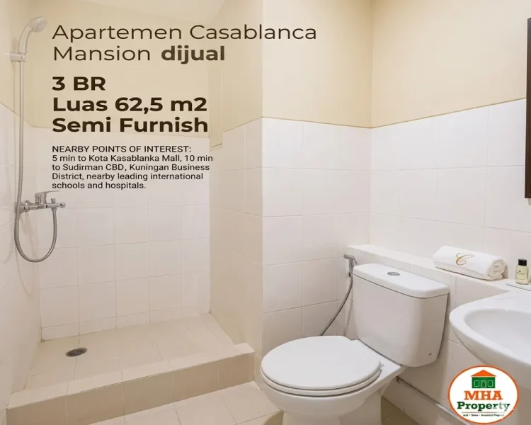 Kamar mandi di kamar tidur utama yang terletak di partemen Casablanca Mansion 3 BR yang dijual
