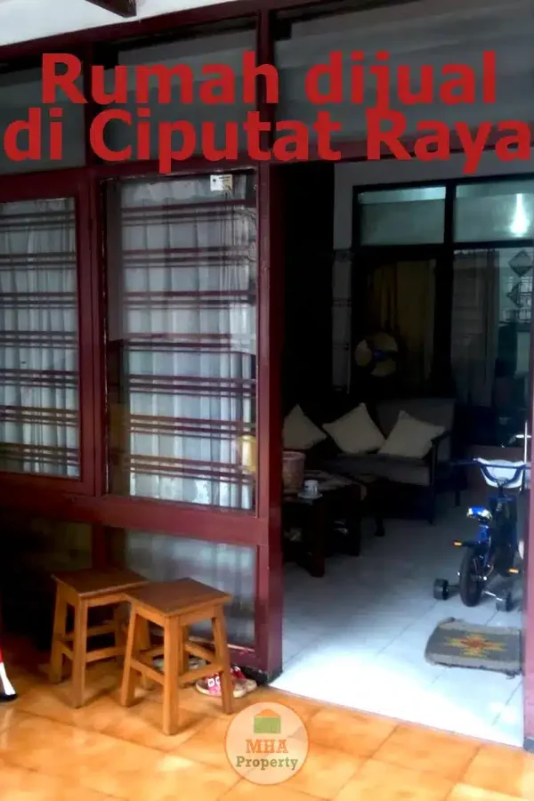Tampak depan pintu masuk rumah dijual di Ciputat Raya area zona campuran